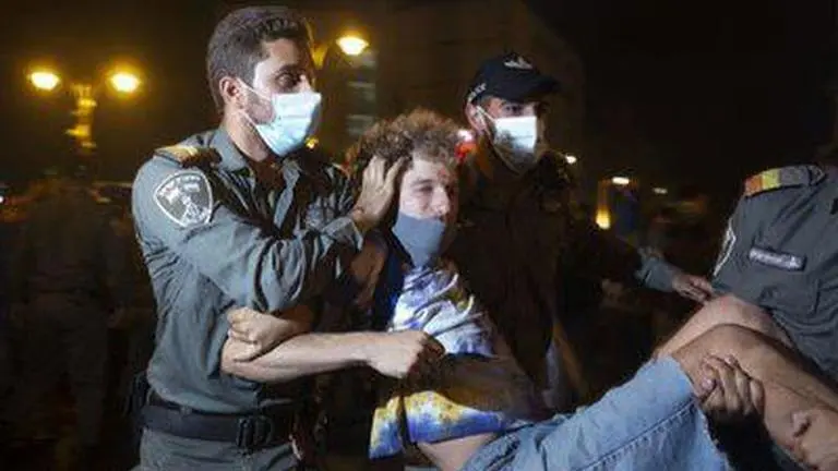 Police remove protesters from Jerusalem square
