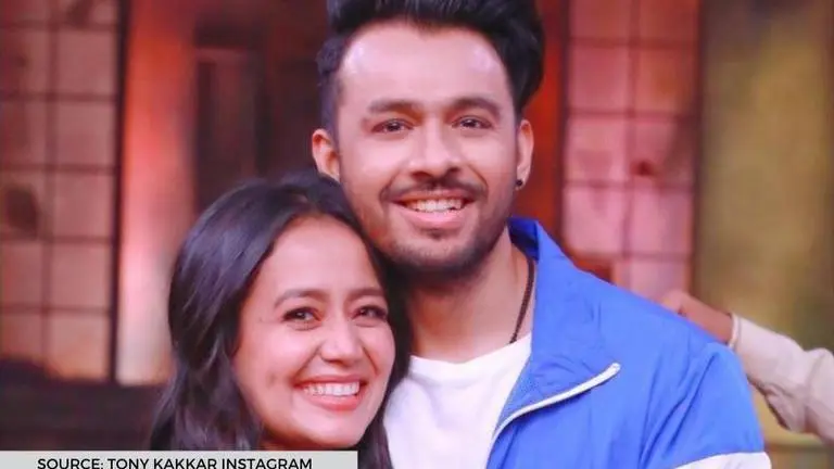 Neha Kakkar snores while brother Tony plays prank on her, netizens left in splits; Watch neha kakkar