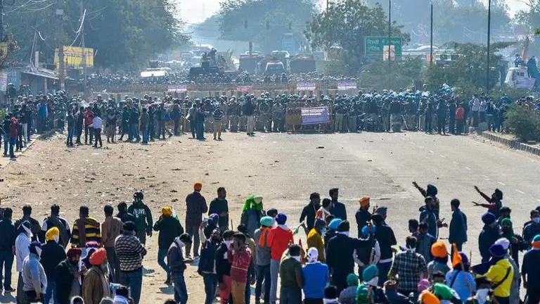 Farmers gathered at Singhu, Tikri border points refuse to head to north Delhi protest site