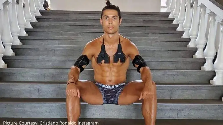 Cristiano Ronaldo shows off ripped six pack; fans believe it is photoshopped Cristiano Ronaldo