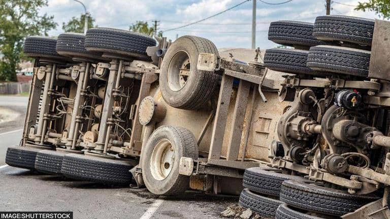 15 people injured as truck overturns in MP | Republic World