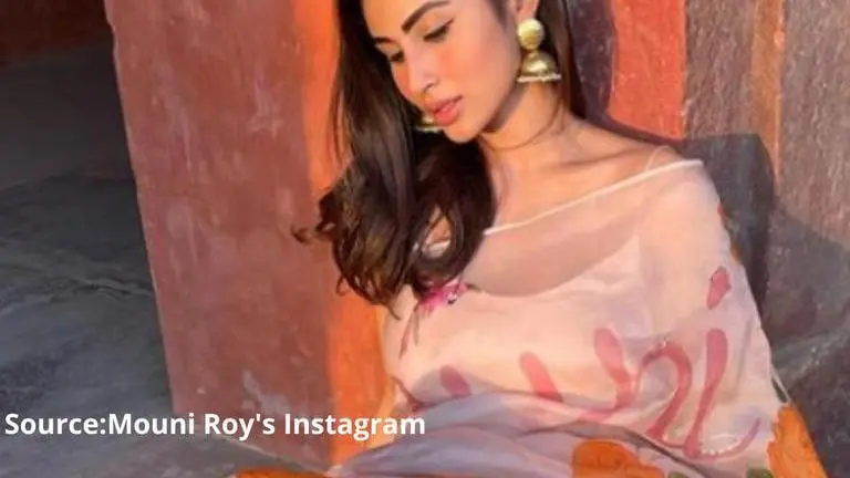 Mouni Roy looks resplendent as she visits Taj Mahal; Fan exclaims, "two wonders together" mouni roy