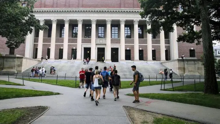 Harvard invites freshmen to campus, but classes stay online Harvard invites freshmen to campus, but classes stay online