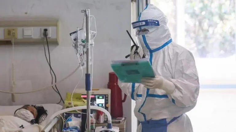 Spain: Senegal migrant turns COVID nurse, activist