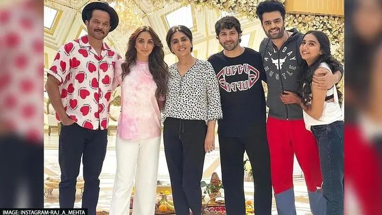 'Jug Jugg Jeeyo': Kiara & Varun pose for a happy pic with Neetu, Anil ahead of film's wrap Jug Jug Jeeyo cast