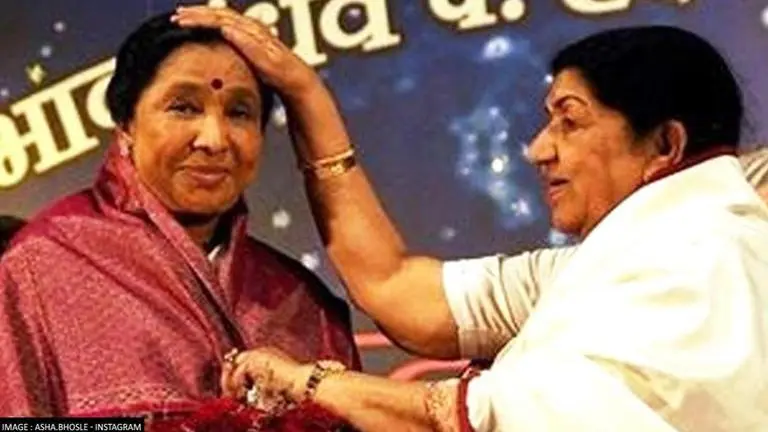 Asha Bhosle visits Lata Mangeshkar in hospital, says 'responding well to treatment' lata mangeshkar