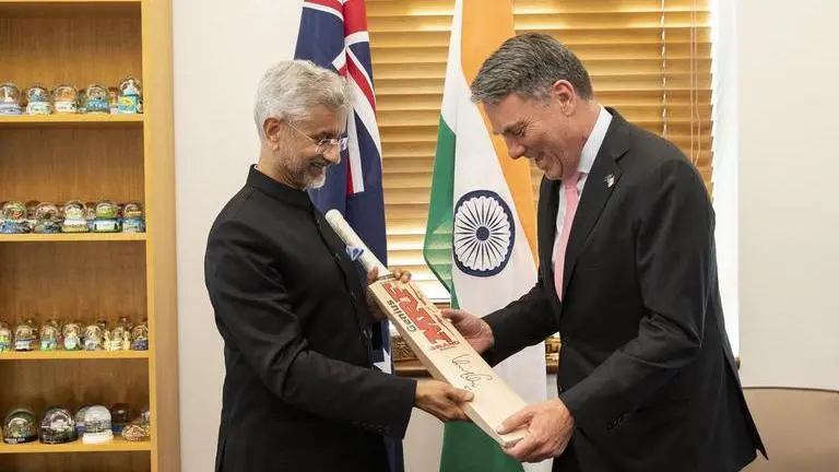 EAM S Jaishankar gifts signed bat from Virat Kohli to Deputy PM of Australia; See pics S Jaishankar, Virat Kohli, Australia, Virat Kohli bat, India Australia, S Jaishankar gifts bat to Australian MP, Richard Marles, Marise Payne, Virat