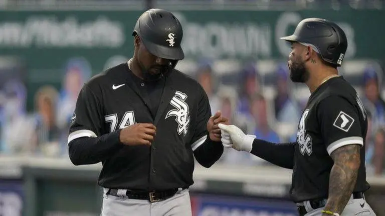 Abreu extends hitting streak, White Sox beat Royals 7-3