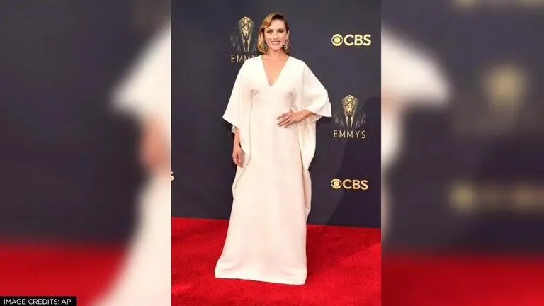 Emmys 2021: Elizabeth Olsen shows 'Sister Love' in a gown by sisters Mary-Kate & Ashley emmys 2021