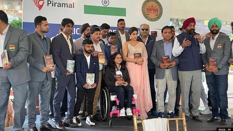 Janhvi Kapoor attends felicitation ceremony for India's Tokyo 2020 Paralympics heroes Janhvi Kapoor