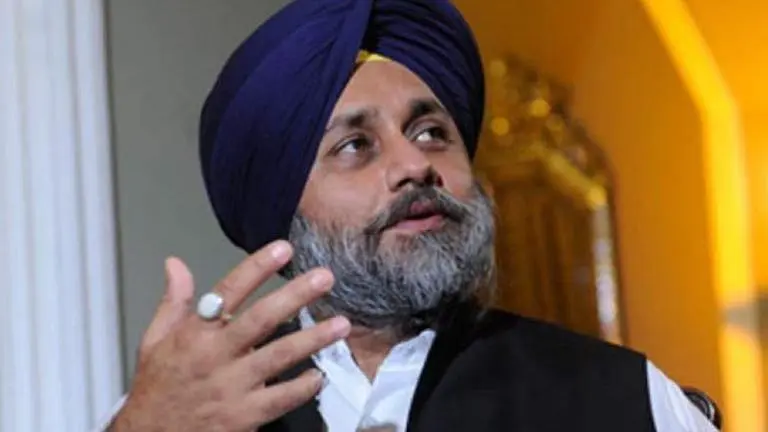 Farmers raise slogans against Sukhbir Singh Badal, try to gherao him in Punjab