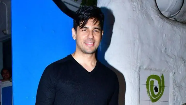 Sidharth Malhotra reacts adorably as paps ask him ‘bhai shadi kab hai?’ | Watch video Sidharth Malhotra