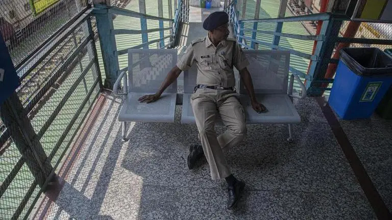 Police constable walks 450 km from Kanpur to Jabalpur to join duty amid COVID-19 lockdown Police constable