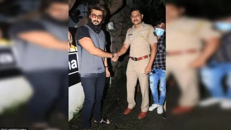 'Bhoot Police' actor Arjun Kapoor greets Mumbai police while out & about; See pics Bhoot Police