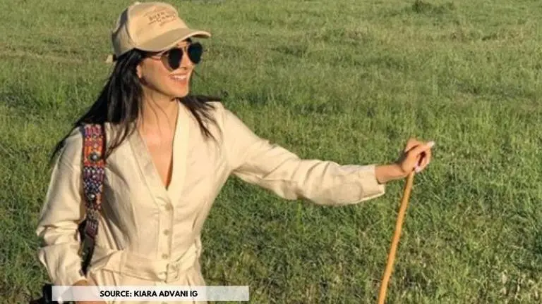 Karwa Chauth: Kiara Advani decorates her mother's hands with Mehendi on the occasion Karwa Chauth