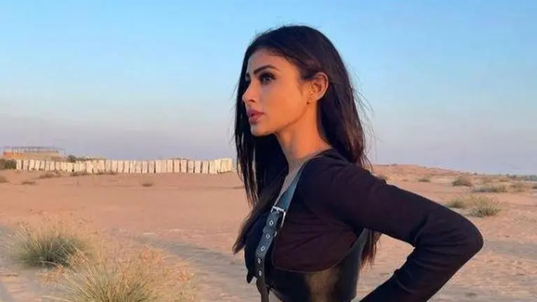 Mouni Roy takes 'I'm so pretty' challenge, fans fall in love with her look Mouni Roy