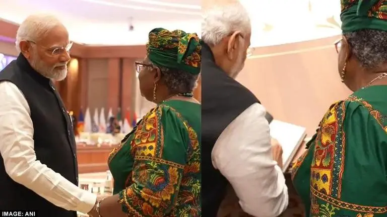 Fan moment: WTO chief Ngozi Okonjo-Iweala requests PM Modi for autograph at G20 | Watch G20 Summit