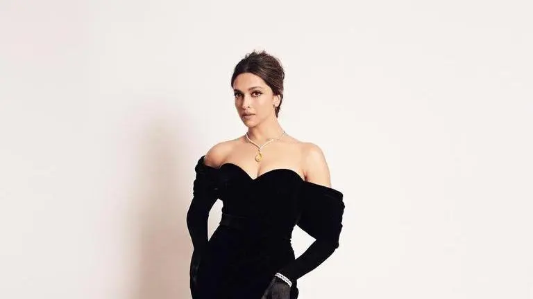 Oscars 2023: Deepika Padukone graces red carpet in classy black gown Deepika Padukone