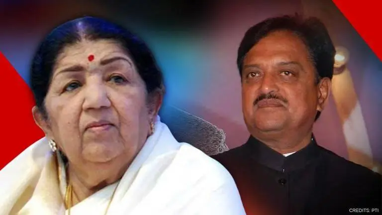Lata Mangeshkar remembers Vilasrao Deshmukh on his 75th birth anniversary, offers prayers Lata Mangeshkar remembers Vilasrao Deshmukh on his 75th birth anniversary, offers prayers