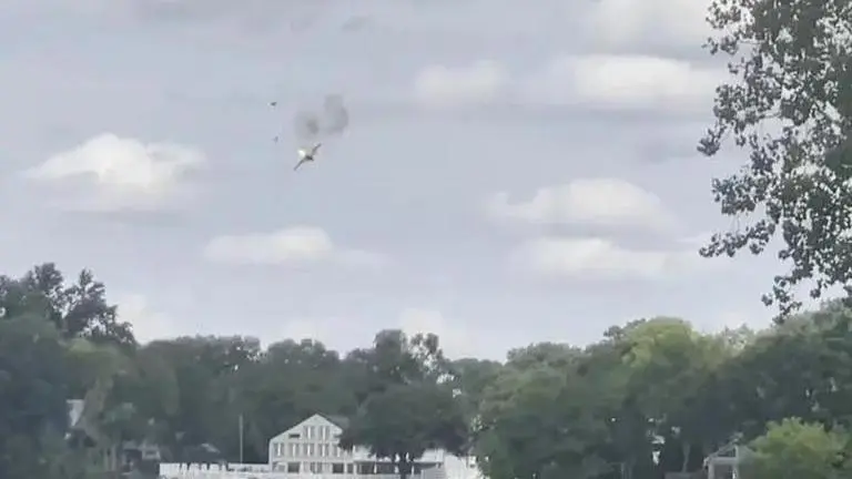 Soviet-era fighter jet crashes at Michigan air show, pilot & crew member safely eject soviet plane crash michigan air show US