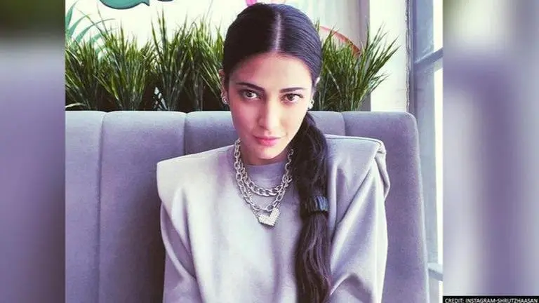 Shruti Haasan gives a witty reply to a fan asking for her contact number during Q&A Shruti Haasan