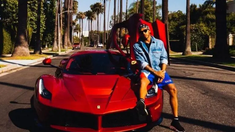 Lewis Hamilton named UK's richest sportsperson with staggering £224 million net worth Lewis Hamilton