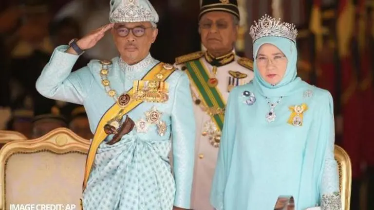 Coronavirus: Malaysia's Queen cooks for frontline workers amid crisis Malaysia's Queen cooks for frontline workers risking their lives