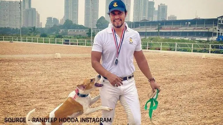Randeep Hooda visits Hanuman Temple in Ayodhya, gets greeted with garlands Randeep Hooda