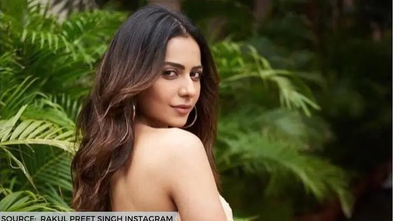 Rakul Preet Singh reminds paparazzi to wear a mask with a kind gesture; watch video Rakul Preet Singh