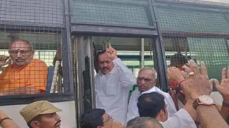 Cases filed against 311 BJP workers for protesting against Nellai Kannan on Marina Beach Tamil Nadu