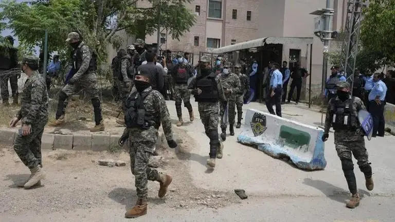 Pakistan paramilitary troops