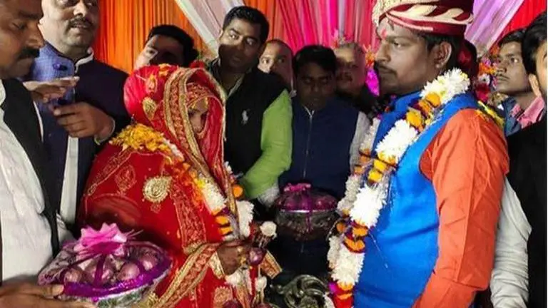 Amid hiked prices, UP Bride and Groom exchange garlands made out of onions and garlic UP