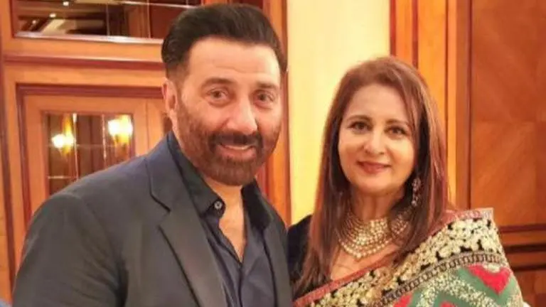 Sunny Deol, Poonam Dhillon recreate Sohni Mahiwal magic at Karan Deol's reception Sunny Deol