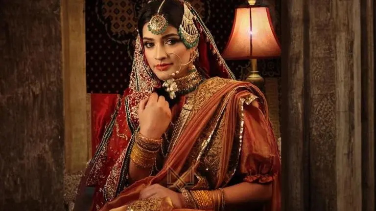 Khada Dupatta remains an eternal favourite for Indian brides despite trendy outfits khada dupatta trendy outfits for women