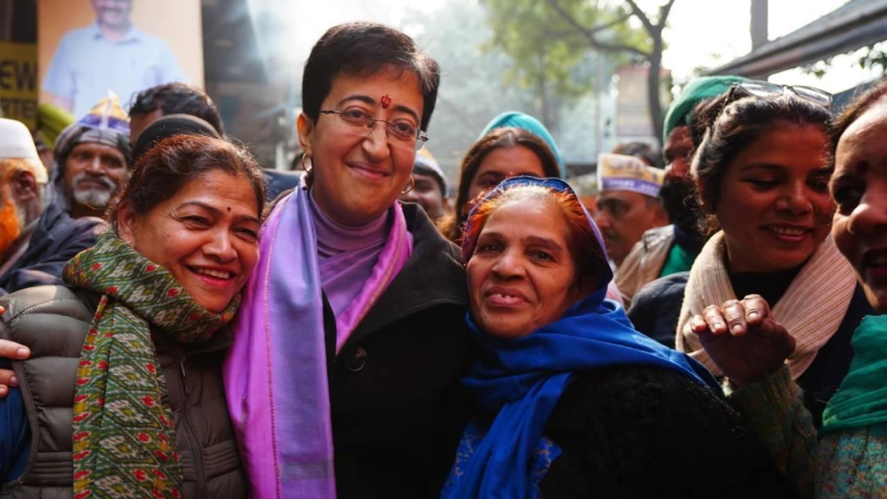 Atishi Nomination: दिल्ली की CM आतिशी कालका मां का आशीर्वाद लेकर पदयात्रा के लिए निकलीं, कालकाजी सीट से भरने वाली हैं पर्चा | Republic Bharat