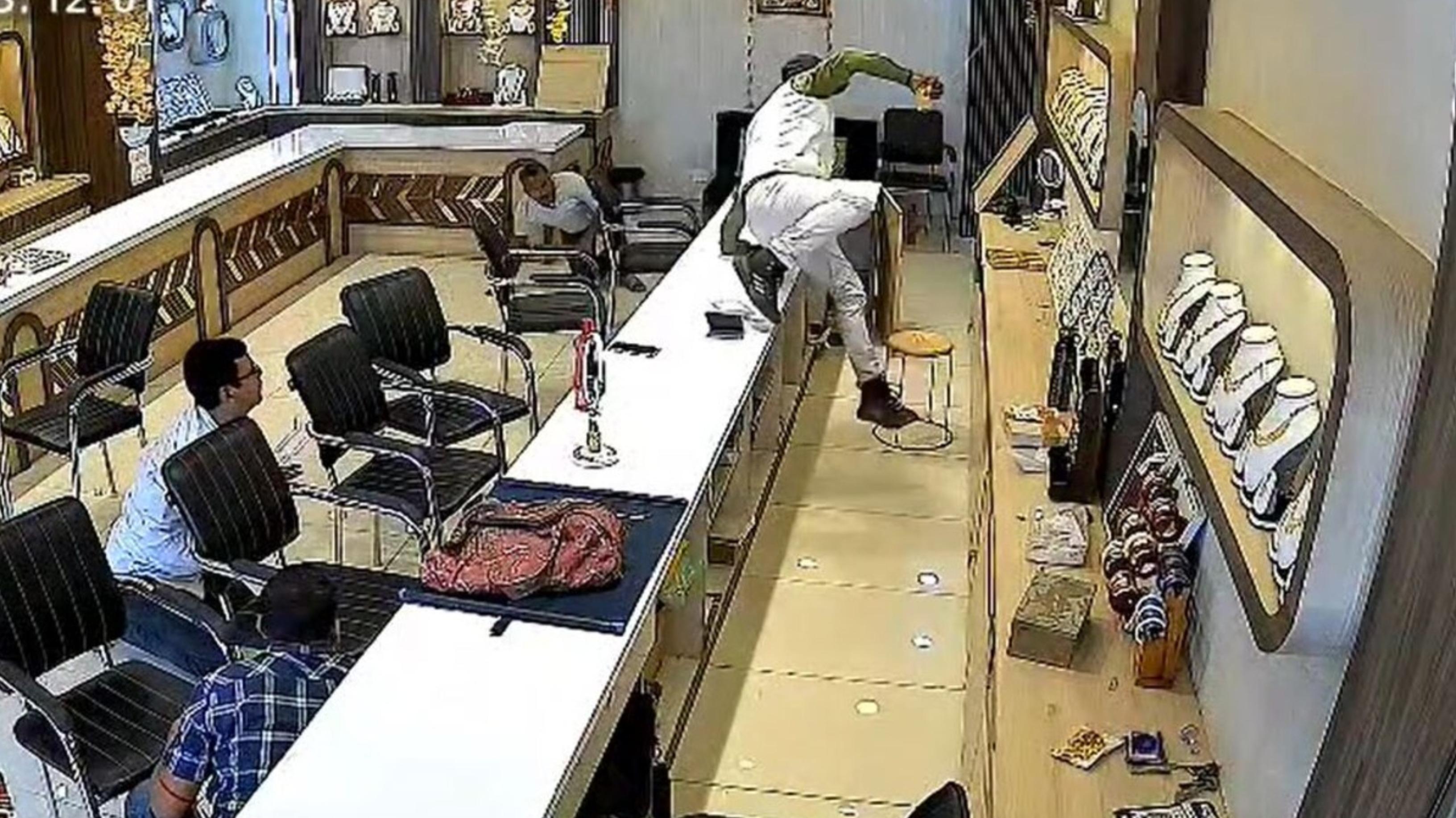 Robbers loot Rs 12 lakh jewellery from Delhi showroom, flee after being attacked with chilli powder