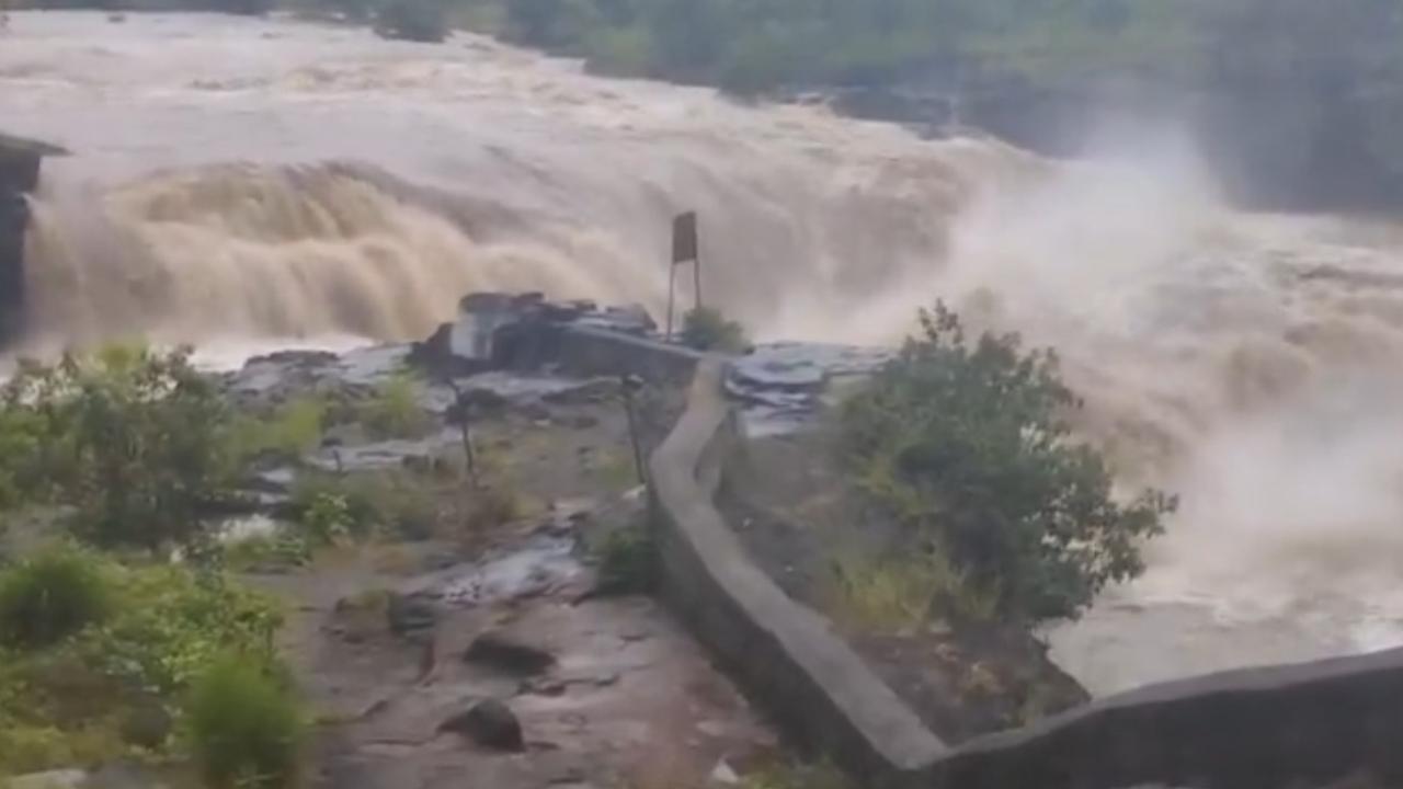 10 more killed as heavy rains pound Telangana, Andhra Pradesh for second day