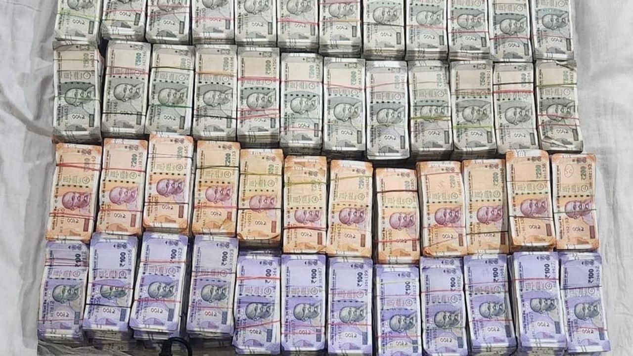 2 Arrested with 1 crore cash in international drugs racket