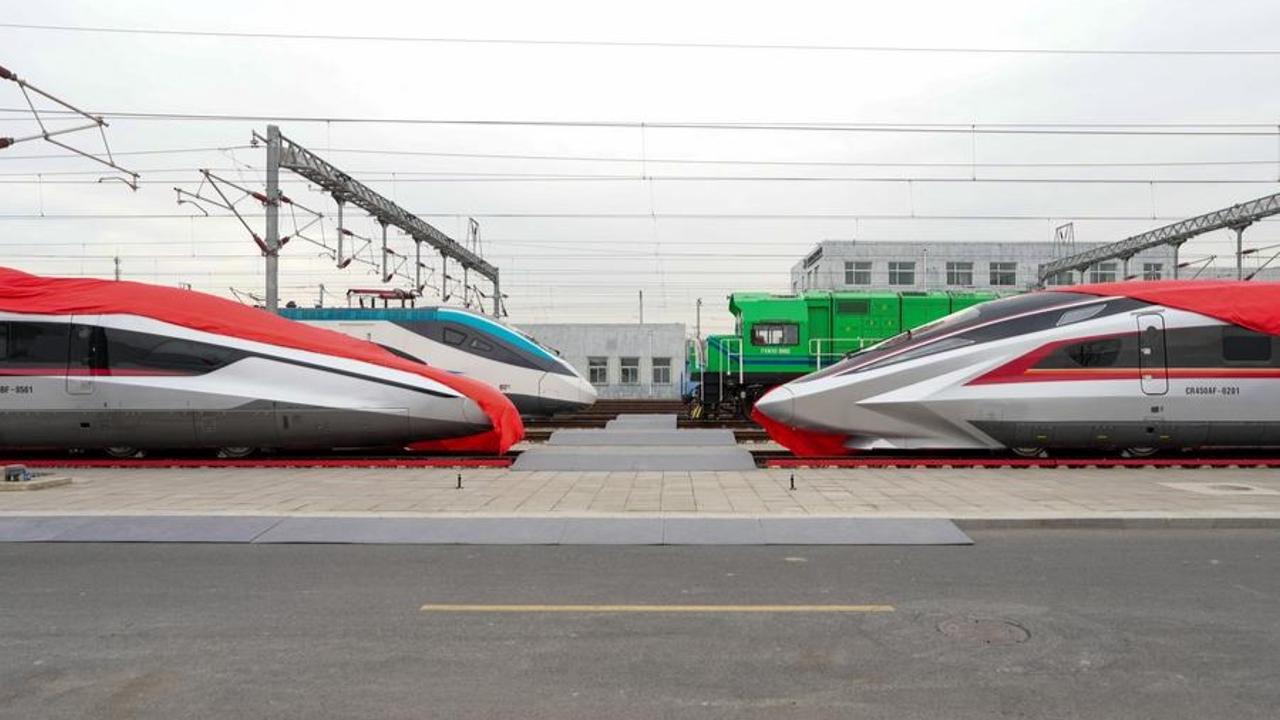 450Km in 1Hr: China Unveils - CR450 - World's Fastest Train