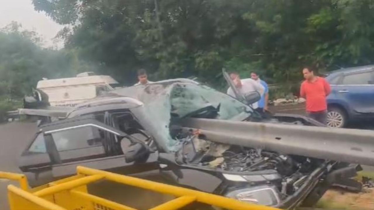 5 Injured After Speeding SUV Crashes Into Guardrail Near Rajghat