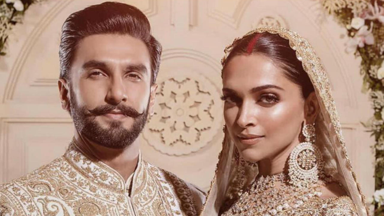 A photo of Ranveer Singh and Deepika Padukone from their Mumbai reception