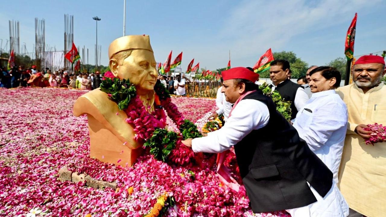 Akhilesh paid tribute to Mulayam Singh Yadav