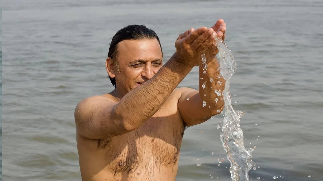 Akhilesh Yadav takes bath in Prayagraj Maha Kumbh