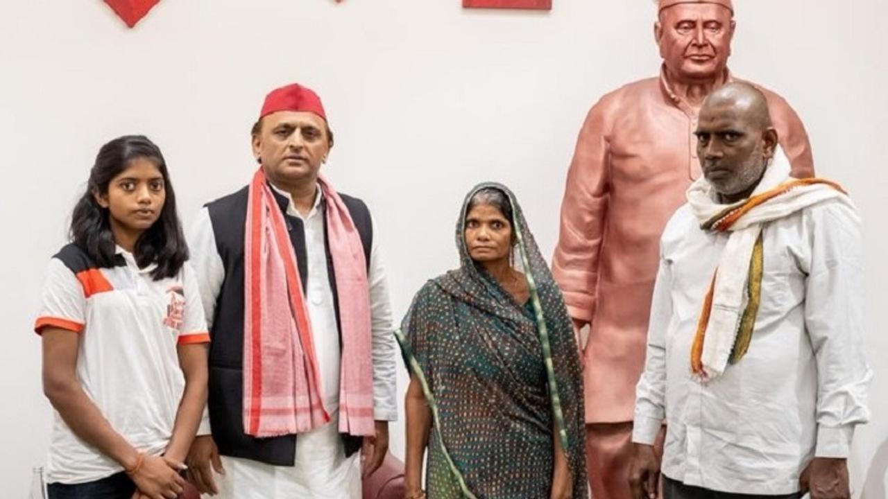 akhilesh-yadav-with-mangesh-yadav-family