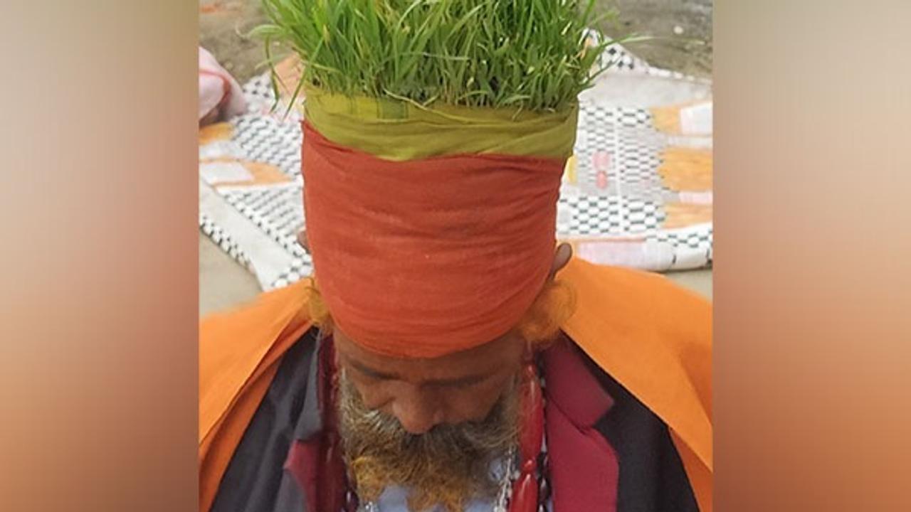 'Anaaj Wale Baba' Draws Attention at Mahakumbh Mela with Unique Eco-Message