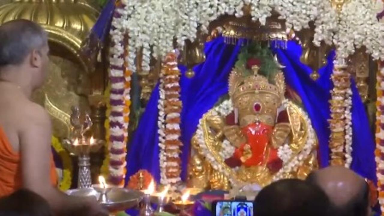 Arti at Shri Siddhivinayak Temple in Mumbai 