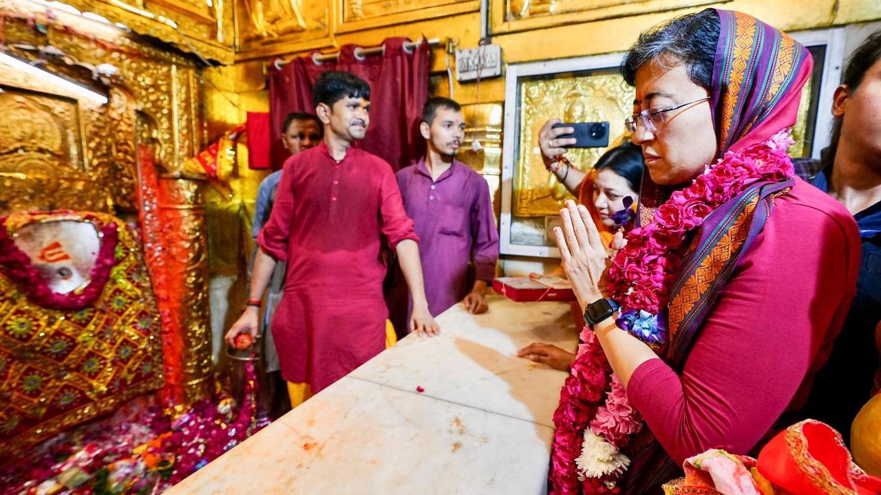 Atishi At Hanuman temple 