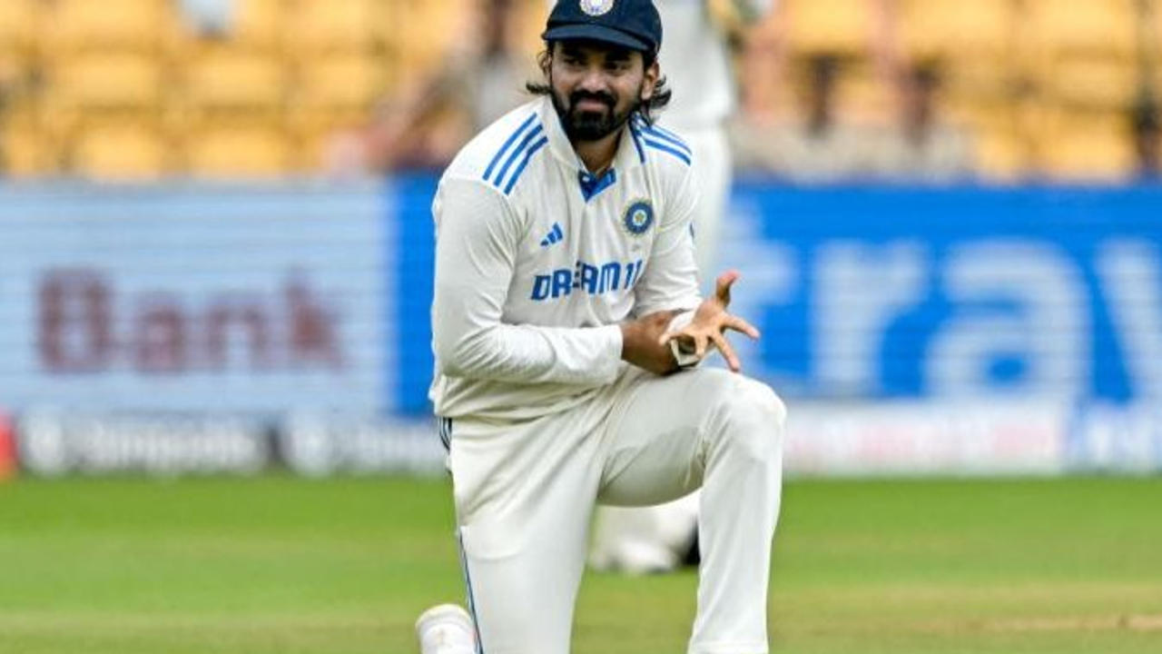 aus vs ind bgt physio treated kl rahul after being hit by the ball in his hand