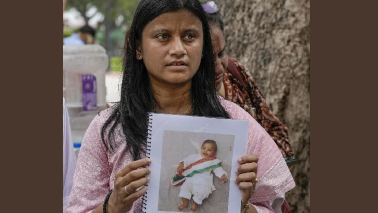 Baby Ariha's Mother Dhara Shah with her photo