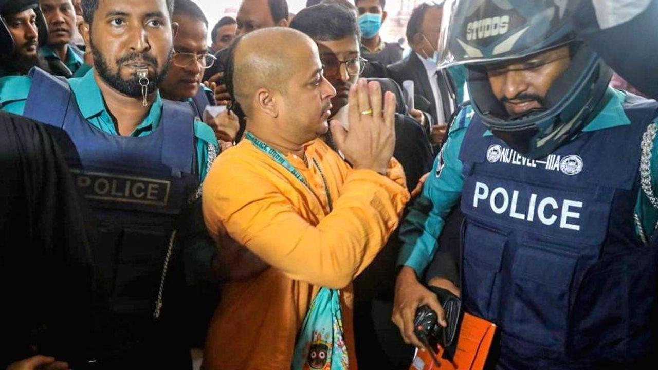 bangladeshi authorities stop dozens of iskcon members from entering india media report